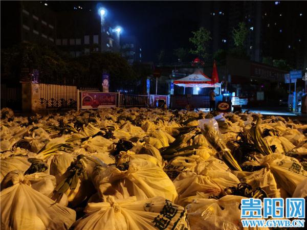 贵阳花果园连夜开启“送菜”模式，居民陆续收到物资