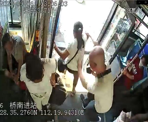 “67岁女子携带泡泡杆乘公交被踹下车”，警方通报
