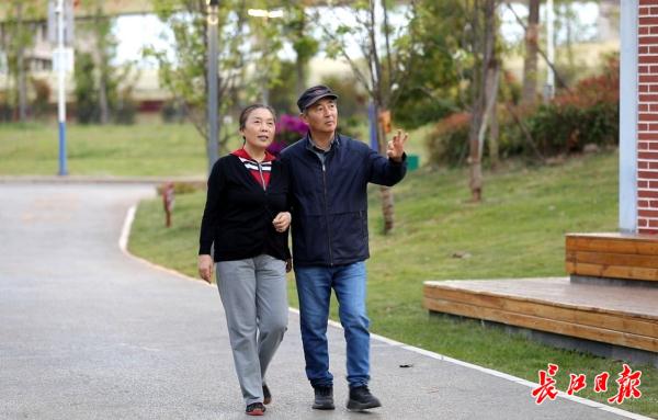 101岁父亲鼓励66岁教授儿子支教,夫妻支教1年后又签3年 101岁父亲鼓励66岁教授儿子支教,夫妻支教1年后又签3年