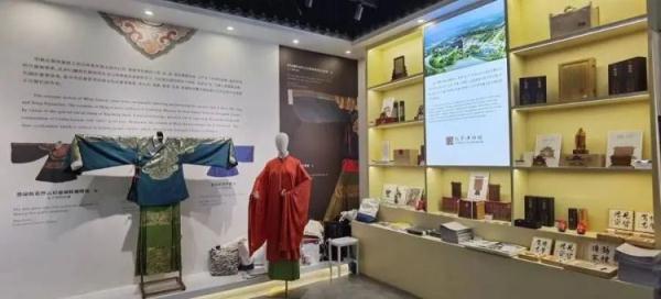 玲娜贝儿的“中秋汉服”引争议