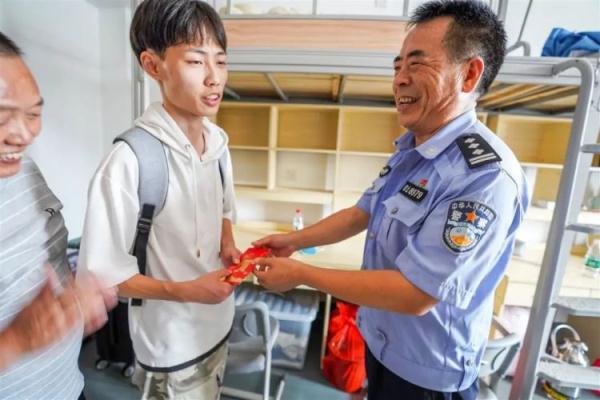 小伙因家庭困难欲打工养家，“警察爸爸”包下四年学费送他入学