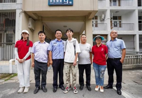 小伙因家庭困难欲打工养家，“警察爸爸”包下四年学费送他入学