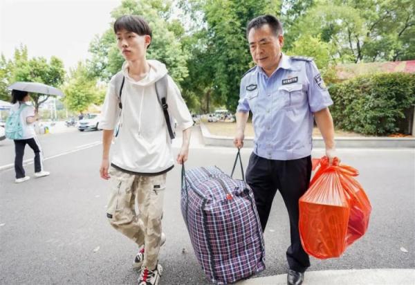 小伙因家庭困难欲打工养家，“警察爸爸”包下四年学费送他入学