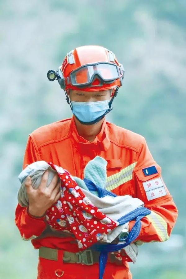 在救援现场,太想让他们都活着……泸定地震救援实录 在救援现场,太想让他们都活着……泸定地震救援实录