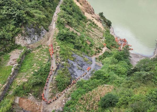 在救援现场,太想让他们都活着……泸定地震救援实录 在救援现场,太想让他们都活着……泸定地震救援实录