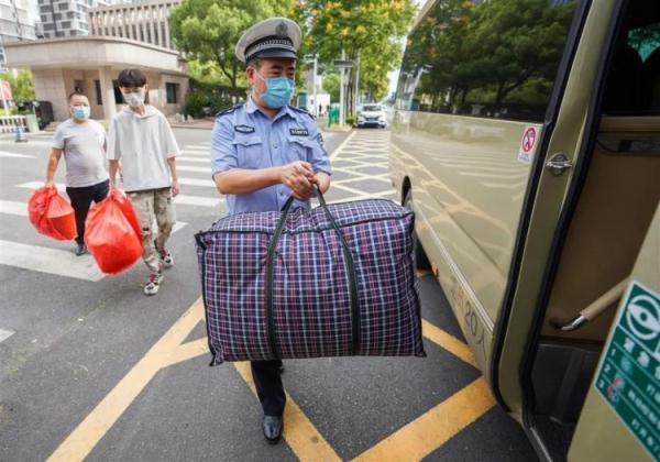 小伙因家庭困难欲打工养家，“警察爸爸”包下四年学费送他入学