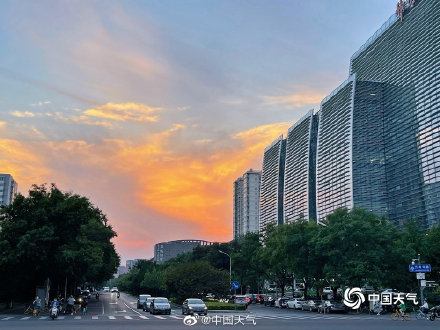 北京天空再现绝美晚霞 金橘色云朵流光溢彩