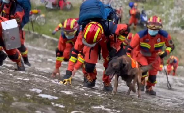 在救援现场,太想让他们都活着……泸定地震救援实录 在救援现场,太想让他们都活着……泸定地震救援实录