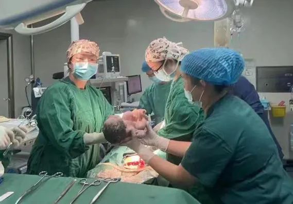 在救援现场,太想让他们都活着……泸定地震救援实录 在救援现场,太想让他们都活着……泸定地震救援实录