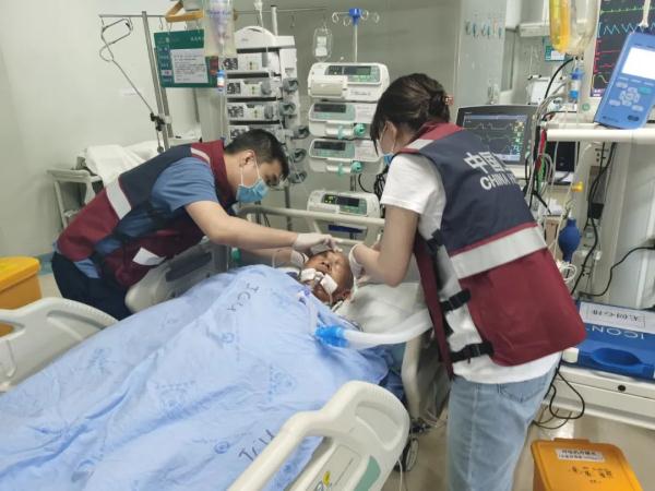 在救援现场,太想让他们都活着……泸定地震救援实录 在救援现场,太想让他们都活着……泸定地震救援实录