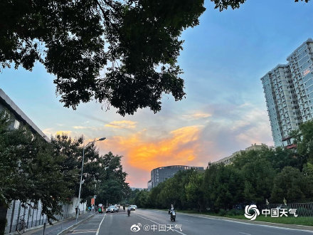 北京天空再现绝美晚霞 金橘色云朵流光溢彩