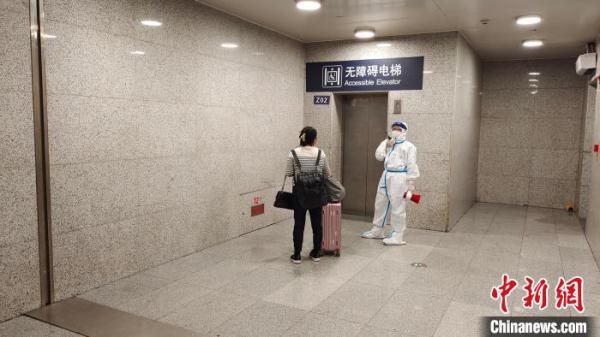 青藏高原最大铁路交通枢纽疫情防控:重点消毒,守好车站 青藏高原最大铁路交通枢纽疫情防控:重点消毒,守好车站