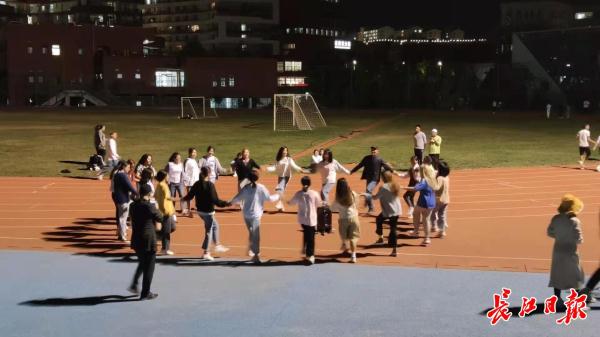 101岁父亲鼓励66岁教授儿子支教,夫妻支教1年后又签3年 101岁父亲鼓励66岁教授儿子支教,夫妻支教1年后又签3年