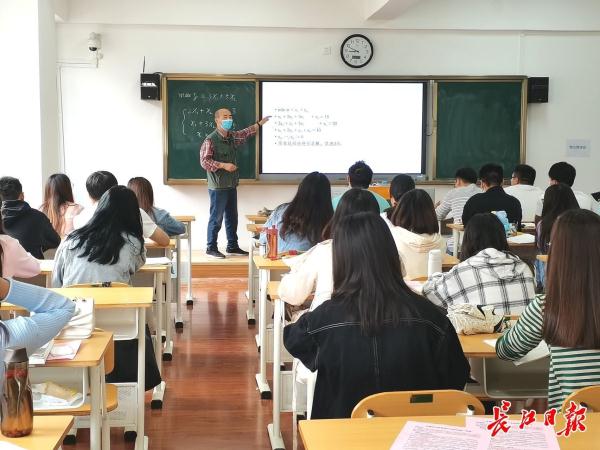 101岁父亲鼓励66岁教授儿子支教,夫妻支教1年后又签3年 101岁父亲鼓励66岁教授儿子支教,夫妻支教1年后又签3年