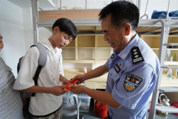 小伙因家庭困难欲打工养家，“警察爸爸”包下四年学费送他入学