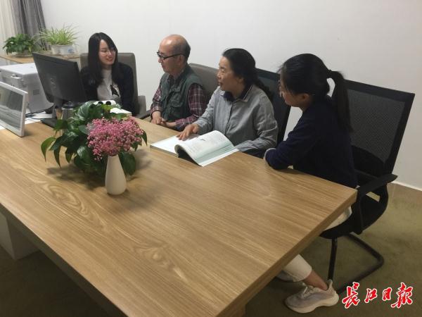 101岁父亲鼓励66岁教授儿子支教,夫妻支教1年后又签3年 101岁父亲鼓励66岁教授儿子支教,夫妻支教1年后又签3年