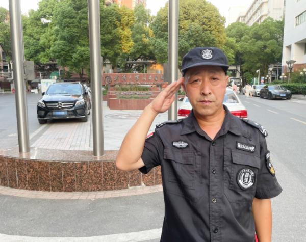 看到女子受伤血流满地，这位全国优秀教师冲了上去……