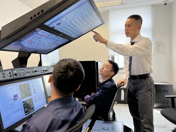 东航飞行教员：2022安排模拟飞行逾9万小时