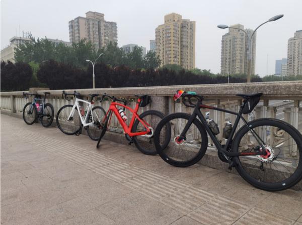 “速度不比汽车慢！”这些车在北京路面“刷街”，人群中钻来钻去