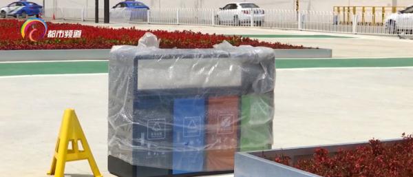 鲜花绿植装点，设置休闲凉亭！昆明站北广场有点好看……