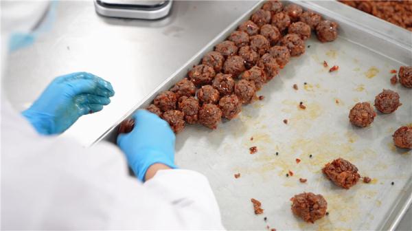 当月饼遇上辣子鸡 有香味更有“乡味”