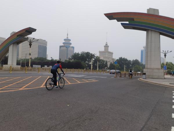 “速度不比汽车慢！”这些车在北京路面“刷街”，人群中钻来钻去