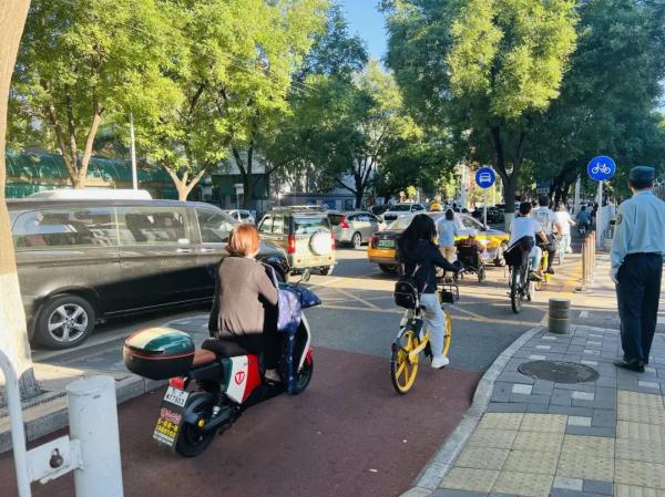 “速度不比汽车慢！”这些车在北京路面“刷街”，人群中钻来钻去