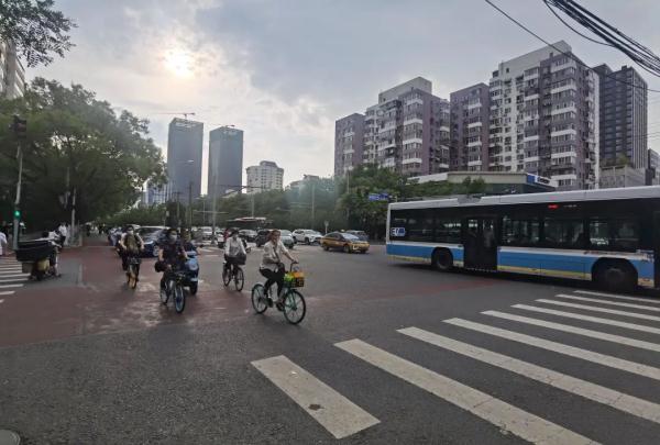 “速度不比汽车慢！”这些车在北京路面“刷街”，人群中钻来钻去