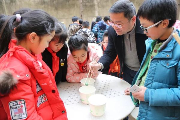 看到女子受伤血流满地，这位全国优秀教师冲了上去……