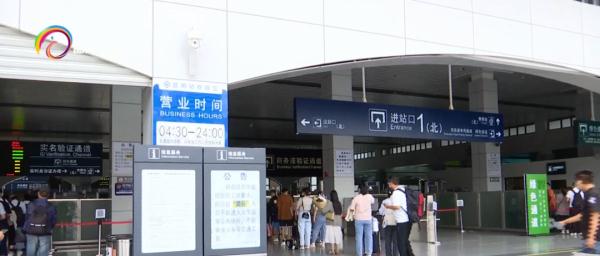 鲜花绿植装点，设置休闲凉亭！昆明站北广场有点好看……