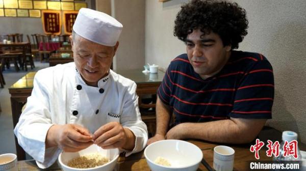 学做羊肉泡馍的土耳其小哥：我的舌头爱上中国味道