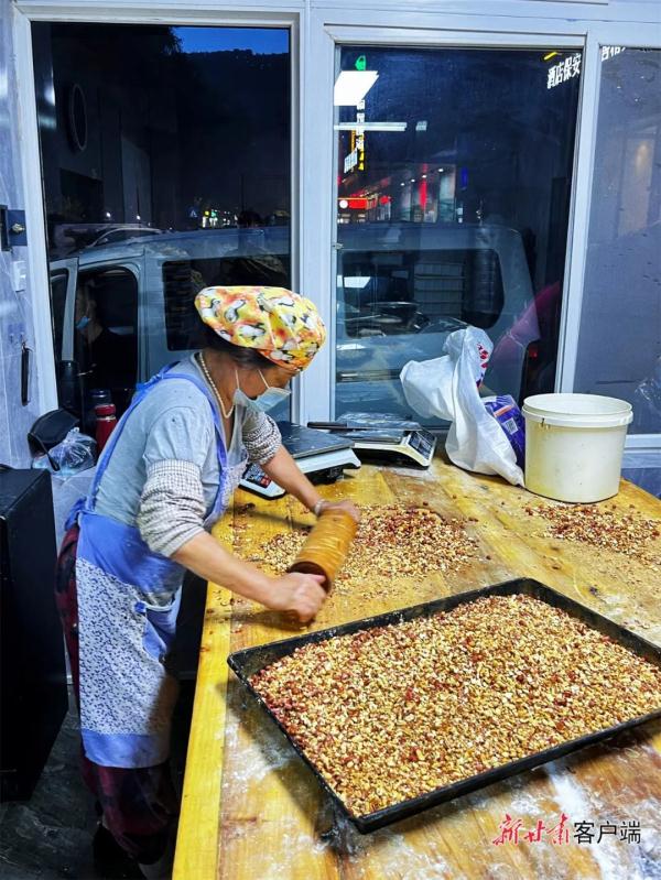 手工月饼走俏市场 传统工艺备受青睐