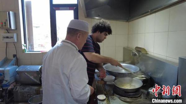 学做羊肉泡馍的土耳其小哥：我的舌头爱上中国味道
