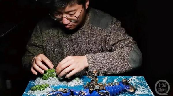 用吃剩的龙虾壳和骨头制作机甲战舰，这个UP主火了