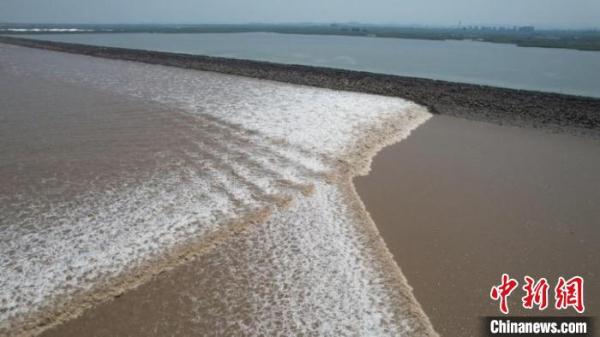 浙江多地涌现“鱼鳞潮” 科考首次实现夜潮潮景拍摄 浙江多地涌现“鱼鳞潮” 科考首次实现夜潮潮景拍摄