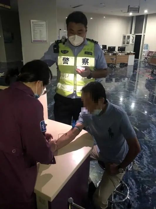 中秋节沈阳公安交警查处酒驾不停歇