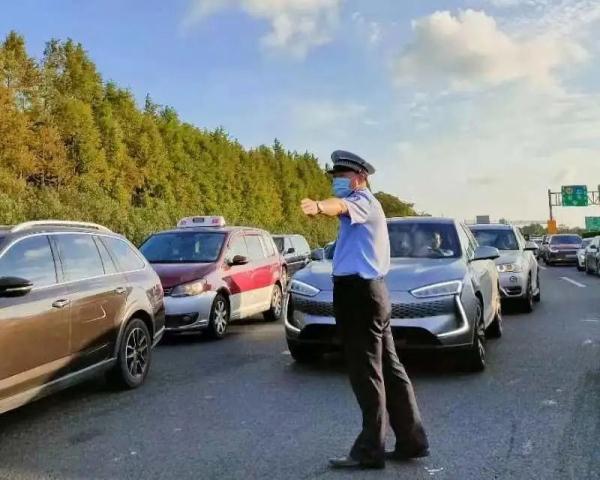 G40车流昨晚缓行至深夜！返程高峰遭风雨，东金线停航