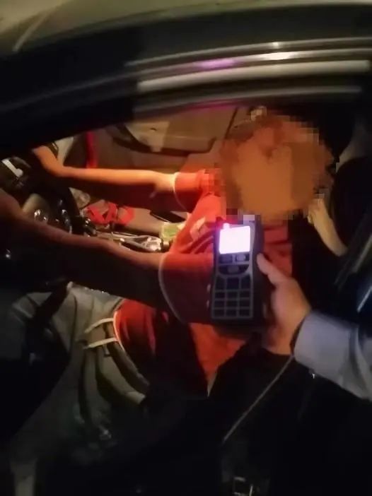 中秋节沈阳公安交警查处酒驾不停歇
