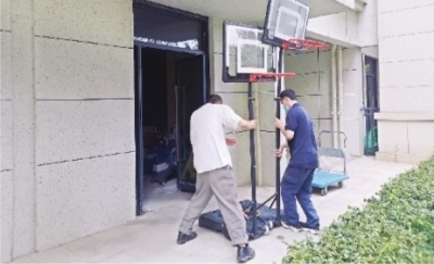 小区架空层有人私设篮球架打球