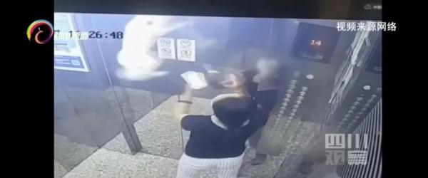 【监控】吓人！狗绳被电梯门夹住，女子试图拉绳被带到半空……