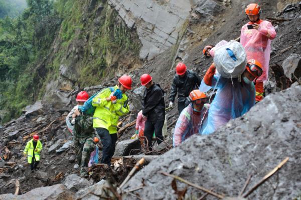 记泸定地震抢险救灾中的雅安公安救援突击队