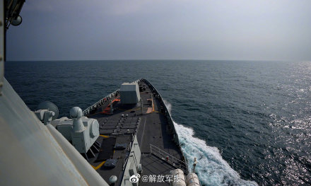 中國海軍護航編隊亞丁灣海域開展射擊訓練