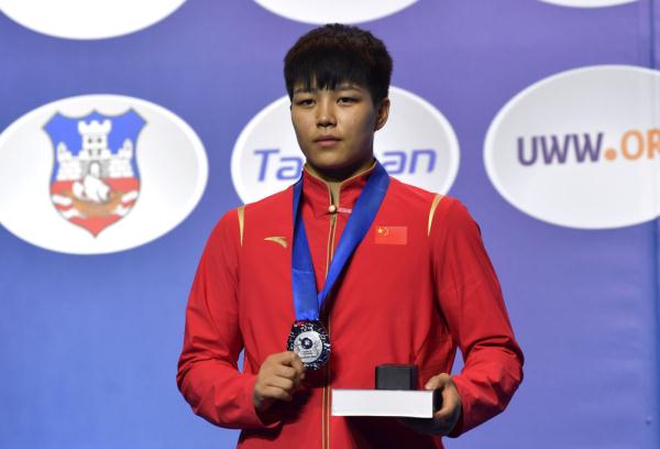 摔跤世锦赛中国选手龙佳获女子自由式65公斤级银牌