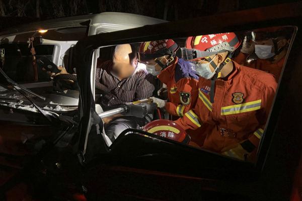 宁夏红果子消防救援站5分钟营救交通事故被困人员