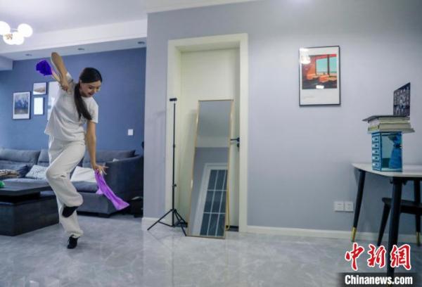 成都一高校开展线上舞蹈教学 “云上”学舞更添别样乐趣