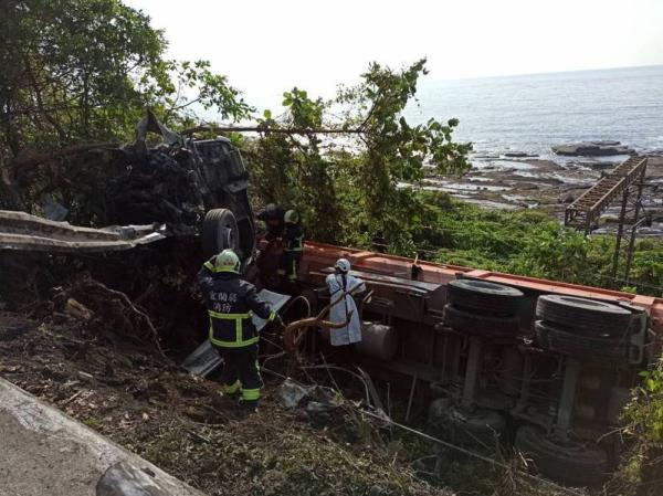 危險臺灣宜蘭一大卡車發生車禍滾落斜坡底下幾米就是鐵軌