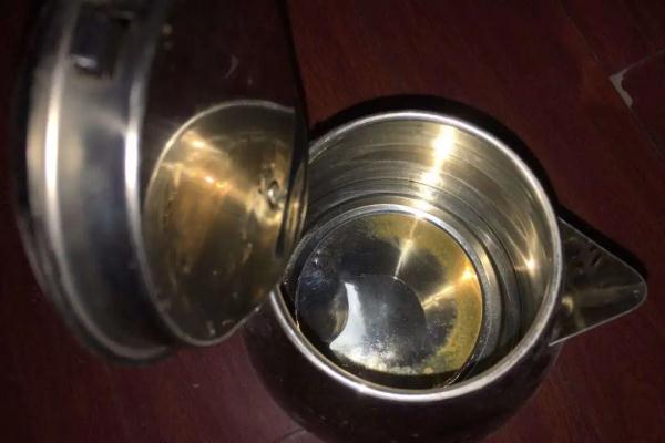 天天喝电热水壶烧的水，会中毒？还会致癌？医生：注意2点就能放心用！