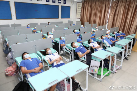 深圳这所学校为学生配备智能午休桌椅