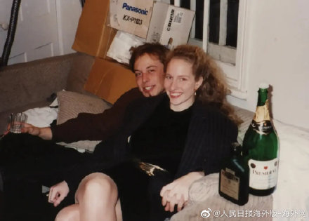 马斯克晒大学时期青涩照片 考卷和前女友物件被拍卖