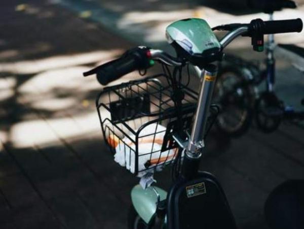 电动车被撞索要10万医疗费 交警：闯红灯自己全责